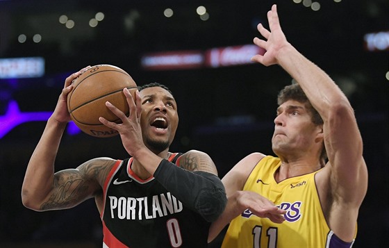 Damian Lillard (vlevo) z Portlandu útočí kolem Brooka Lopeze z LA Lakers.
