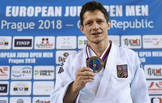 Hradecký judista Pavel Petikov pózuje s bronzovou medailí, kterou získal na ...