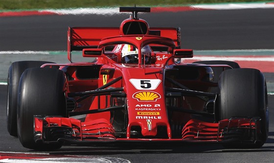 Sebastian Vettel během testů formule 1 v Barceloně