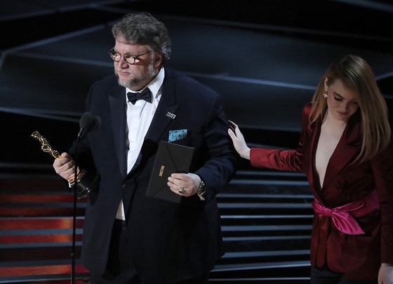 Nejlepším režisérem je Guillermo del Toro díky práci na snímku Tvář vody. Cenu...