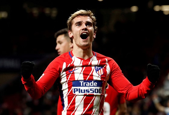 HATTRICK. Antoine Griezmann z Atlétika Madrid se raduje ze tetího gólu v...