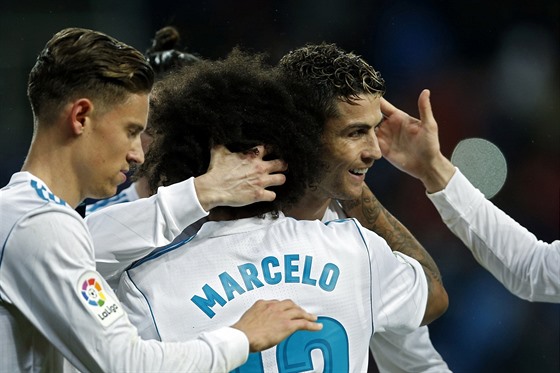 Fotbalisté Realu Madrid oslavují trefu Cristiana Ronalda v zápase proti Getafe.
