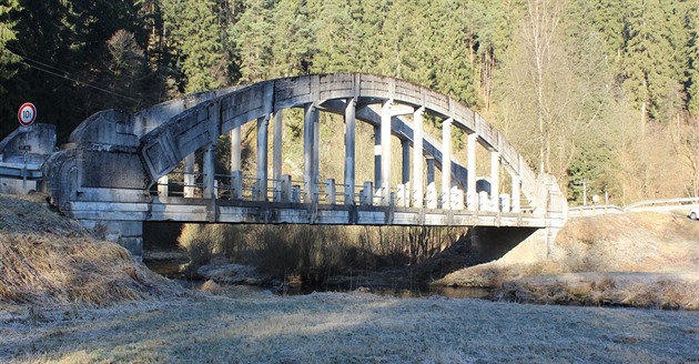 Most pes Mali U Houdk je o kulturní památkou. Ale je iroký jen 3,2 metru....