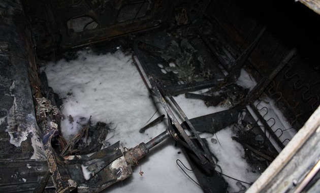 Interiér vozu, který v Brn zapálil kamarád jeho majitele, aby mu uetil za...