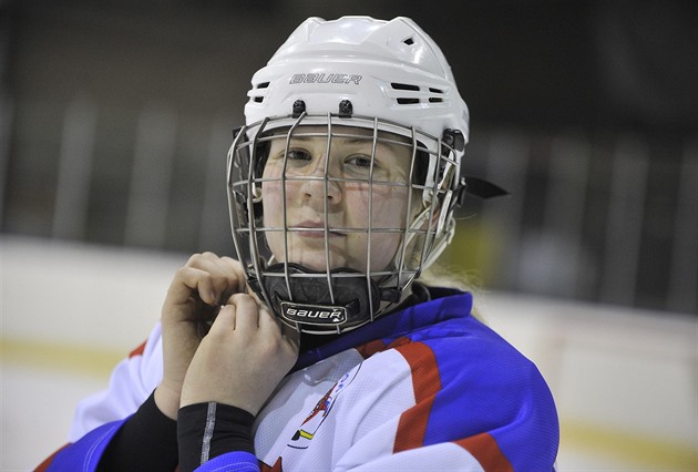 Nikol Nepokojová hraje hokej za mladí dorost v HC Chotbo. Trenéi o ní...