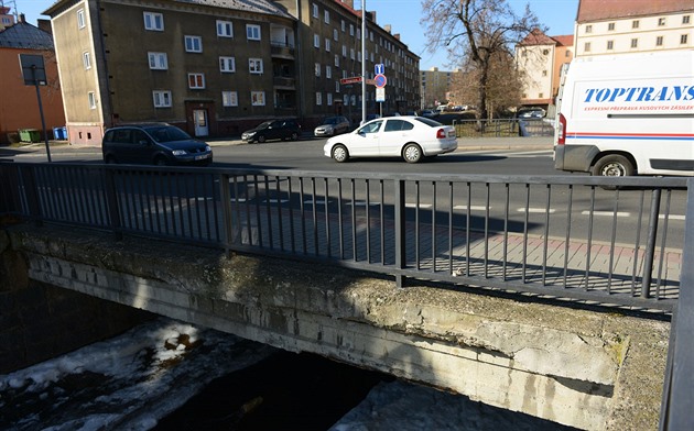 Naruená konstrukce mostu v Riegrov ulici, na nj od pátku u auta nesmí.