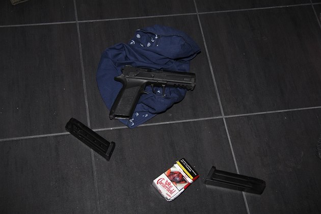 Dvojice st�ílela do vzduchu pistolí �Z rá�e 9 mm Luger.