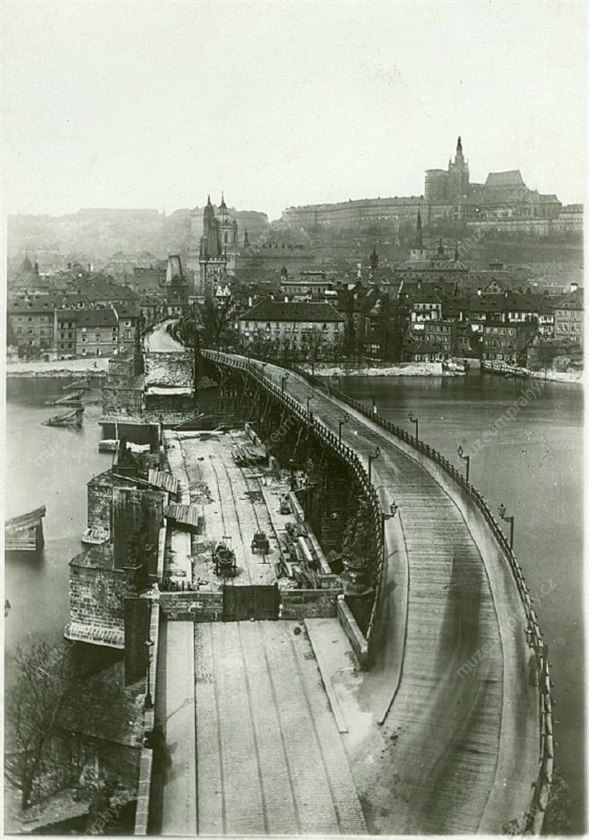 Provizorní devná lávka u Karlova mostu,autor neznámý, 1890
