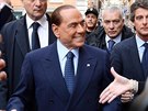 Lídr italské strany Vzhru, Itálie Silvio Berlusconi se v ím zdraví se svými...