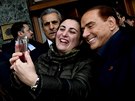 Silvio Berlusconi se v ím fotí se svými píznivci (3. bezna 2018)