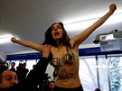 Polonahá aktivistka hnutí Femen ve volební místnosti skoila ped Silvia...