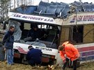 Patrov autobus po nehod u Naidel - Autobus piel o stechu, 19 lid z...