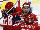 Ovekin (uprosted) a Grebekov oslavují gól v síti Kanady.
