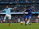 Pedro z Chelsea stílí na bránu Manchesteru City.