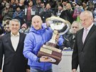 Plzeňský asistent trenéra Tomáš Vlasák přebírá Prezidentský pohár pro vítěze...