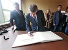 Andrej Babi se ve slavné Baov pojízdné kancelái podepsal do pamtní knihy....
