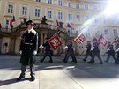 Vojáci hradní stráe pináejí zástavy na  slavnostní inauguraci prezidenta...