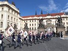 Vojáci hradní stráe pináejí zástavy na  slavnostní inauguraci prezidenta...