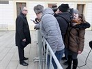 Miroslav Kalousek hovoí s novinái poté, co opustil slavnostní inauguraci...