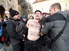 Jeden z demonstrantů proti Miloši Zemanovi v den jeho slavnostní inaugurace na...