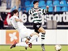 Cristiano Ronaldo v dresu Sportingu Lisabon v souboji s Ricardo Silvou z...