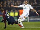 Karima Benzemu z Realu Madrid blokuje v utkání Ligy mistr fotbalista Paris St....
