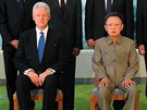 Bývalý americký prezident Bill Clinton a tehdejí severokorejský lídr Kim...