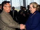 Americká ministryn zahranií Madeleine Albrightová a severokorejský lídr Kim...