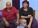 Lucie (30), Mirek (58) a syn Mirek (15 msíc) ve Výmn manelek