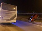 Sr�ka autobusu a osobn�ho auta v plze�sk� ��sti K�imice skon�ila zran�n�m...