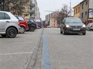 V Pekárenské ulici zaalo ze silnice rychle mizet vodorovné znaení  modré...