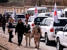 Konvoj 46 voz projídí checkpointem v Damaku a míí do syrské Ghúty. (5....