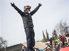 Kaskad��i ze skupiny Crazy Day p�edv�d� divok� kousky nejen na motork�ch.