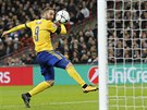 Argentinský útoník Gonzálo Higuaín z Juventusu pekonává Huga Llorise z...