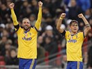 Paulo Dybala (vpravo) a Gonzálo Higuaín  z Juventusu, strjci obratu v...