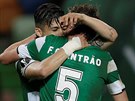 Frendy Montero a Fabio Coentrao ze Sportingu Lisabon se radují poté, co Montero...