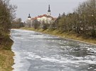 Led pokryl i eku Moravu v centru Olomouce. V pozadí na snímku Kláterní...