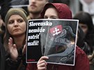 Proti slovenské vlád lidé demonstrovali i u slovenského velvyslanectví v...