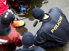 Policejní potápi na dn Vltavy pod Vyehradem vylovili pukový granát...