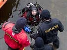 Policejní potápi na dn Vltavy pod Vyehradem vylovili pukový granát...