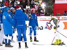 Verena Stufferová s italským týmem v cíli superobího slalomu v Crans Montan,...