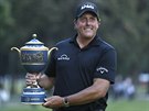 Phil Mickelson s trofejí pro vítze turnaje Mexico Championship.