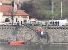 Potápi hledají na dn Vltavy nevybuchlou munici
