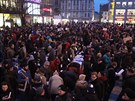 Lidé na praském Václavském námstí demonstrovali a podepisovali petici za...