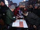 Lidé na praském Václavském námstí demonstrovali a podepisovali petici za...