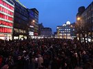 Lid� na pra�sk�m V�clavsk�m n�m�st� demonstrovali a podepisovali petici za...