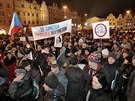 Také v Plzni se demonstrovalo za odvolání Zdeka Ondráka. (5. bezna 2018)