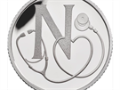 Mince s písmenem „N“ symbolizuje britskou Národní zdravotní službu (National...