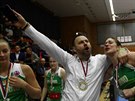 Trenér David Zdenk a Edita ujanová z KP Brno oslavují triumf v eském poháru.