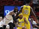 Isaiah Thomas (7) z LA Lakers uniká s pomocí clony Juliuse Randlea miamskému...